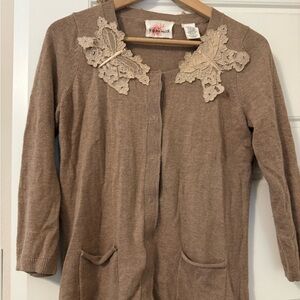 Light Brown Cardigan with Lace Appliqué and Three-Quarter Sleeves